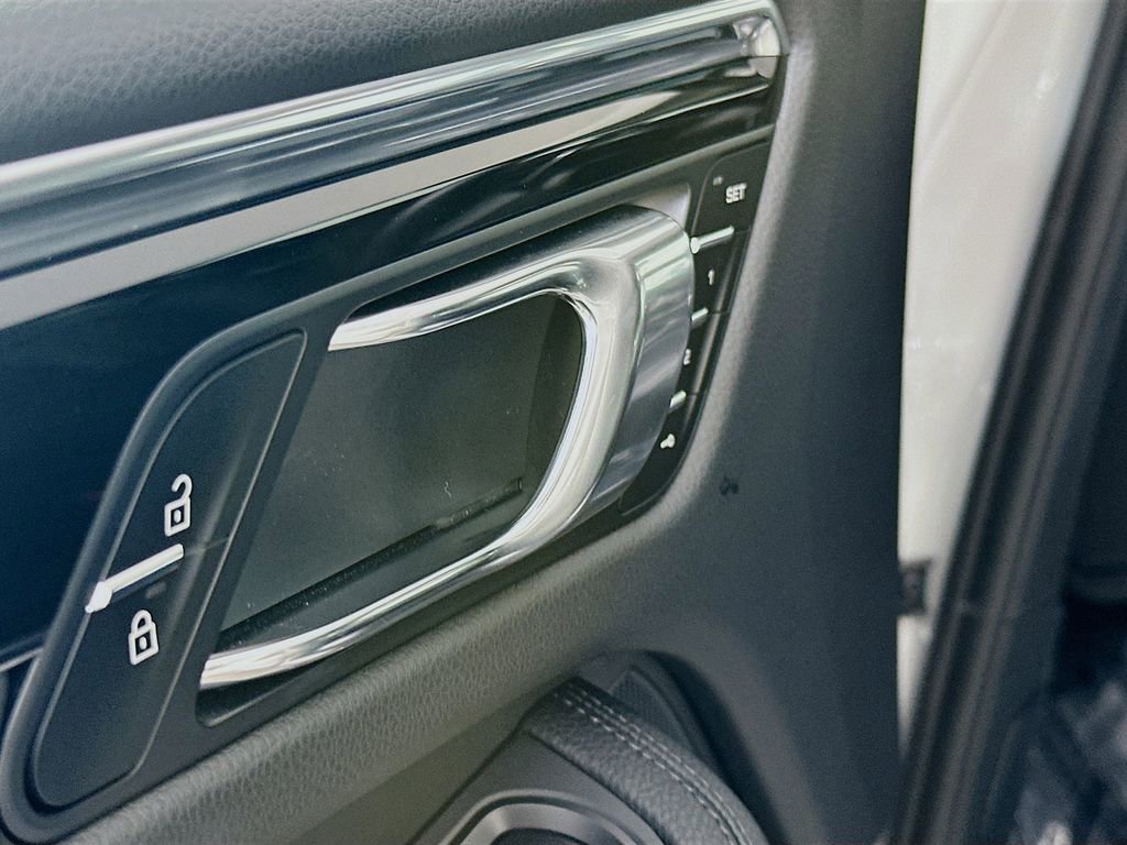 Certified 2025 Porsche Macan image 20