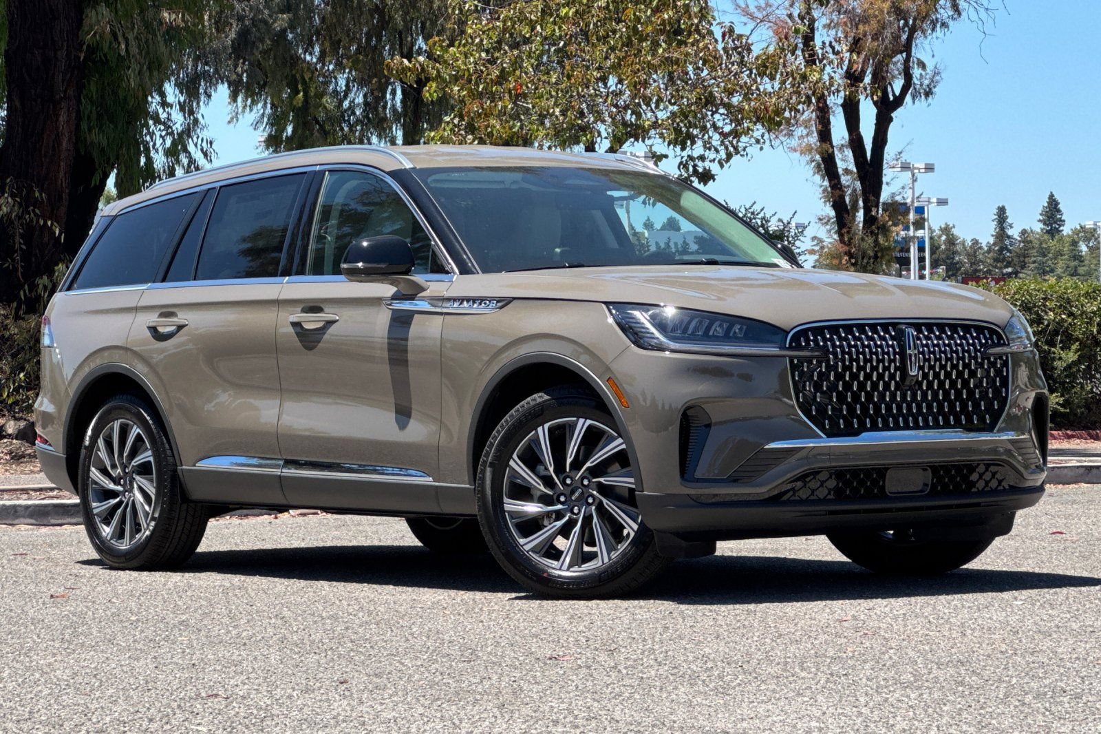 New 2026 Lincoln Aviator AWD image 2