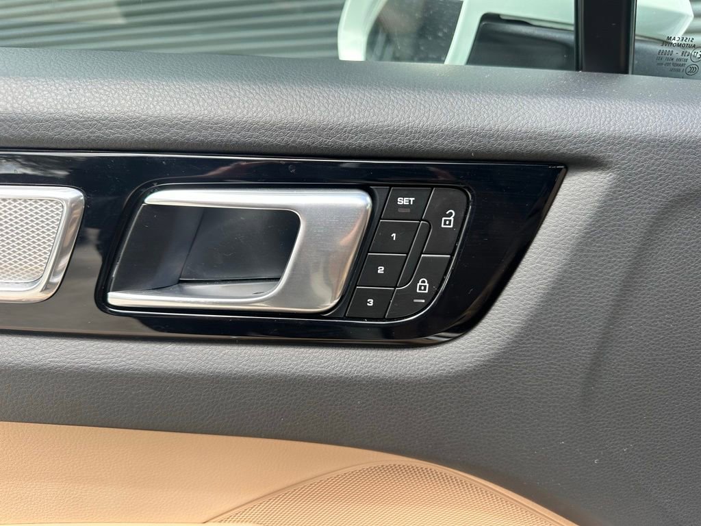 Certified 2023 Porsche Cayenne Platinum Edition image 20