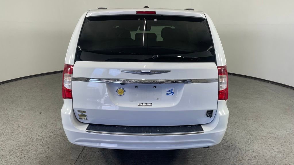 Used 2016 Chrysler Town & Country Touring FWD image 6