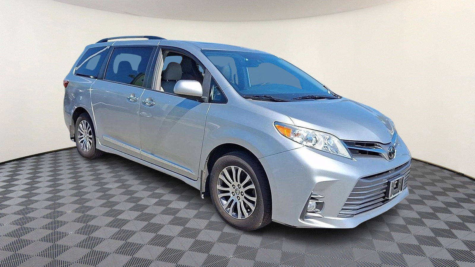 Used 2019 Toyota Sienna XLE w/ XLE Navigation Package FWD image 2