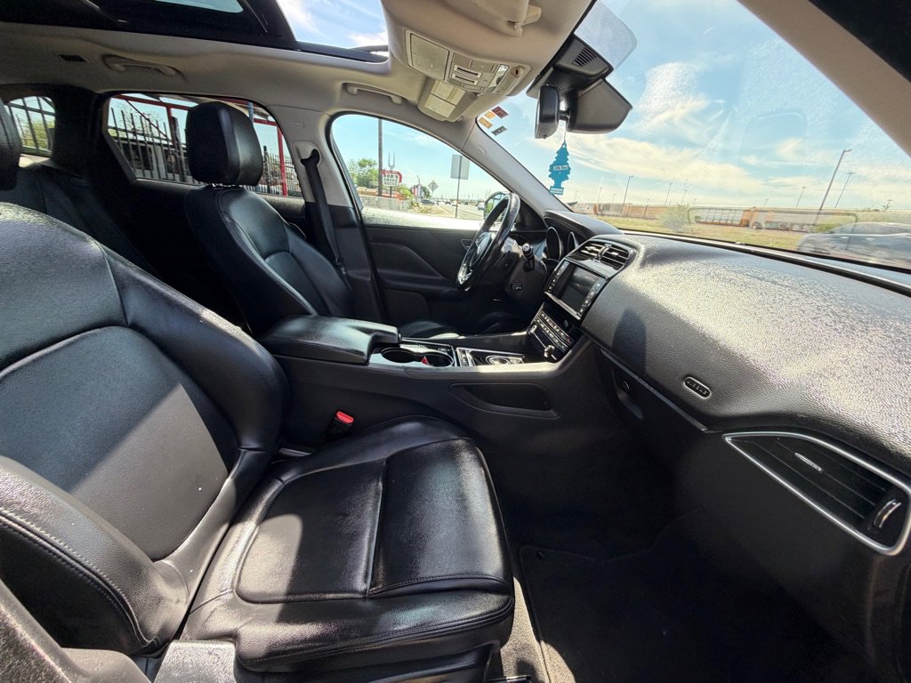 Used 2017 Jaguar F-PACE Premium image 31