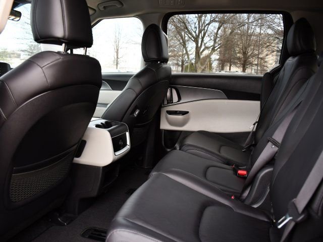Used 2024 Kia Carnival LX image 16