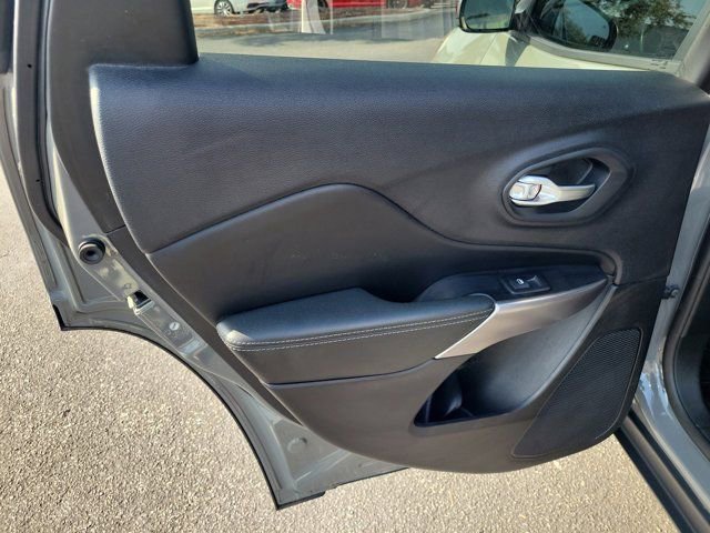 Used 2022 Jeep Cherokee Latitude Lux AWD/4WD image 15