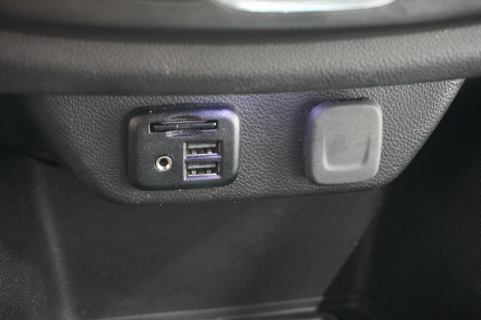 Used 2023 Chevrolet Traverse RS image 35