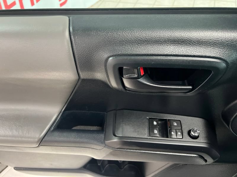 Used 2017 Toyota Tacoma SR AWD/4WD image 15