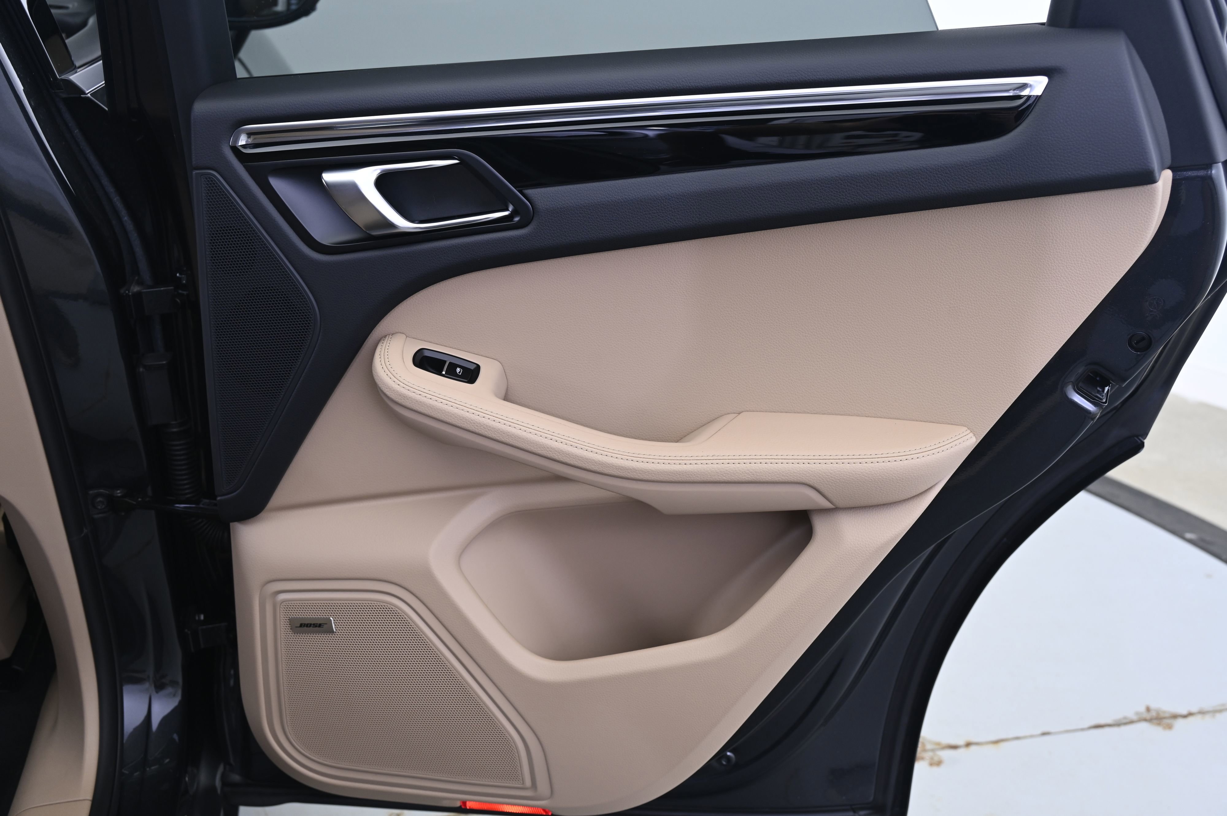 Certified 2025 Porsche Macan image 16