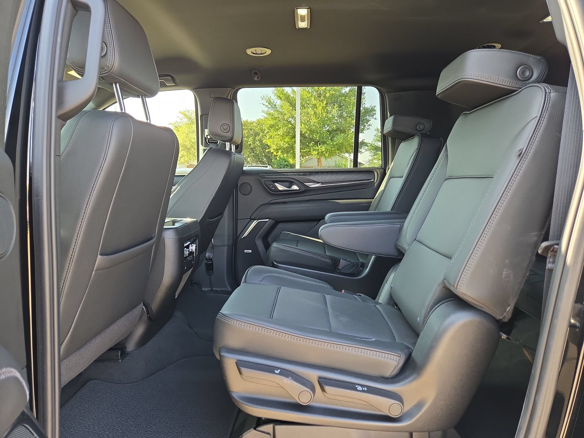 Used 2024 GMC Yukon XL Denali AWD/4WD image 13