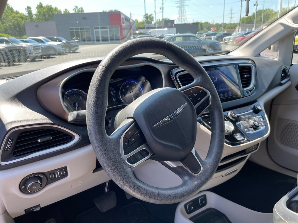 Used 2017 Chrysler Pacifica Touring Plus FWD image 18