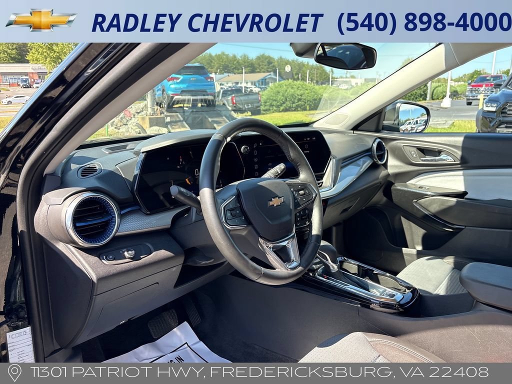 Used 2025 Chevrolet Trax LT w/ LT Convenience Package FWD image 4