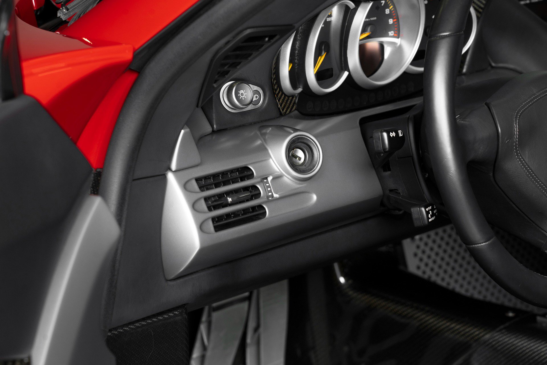 Used 2004 Porsche Carrera GT image 16