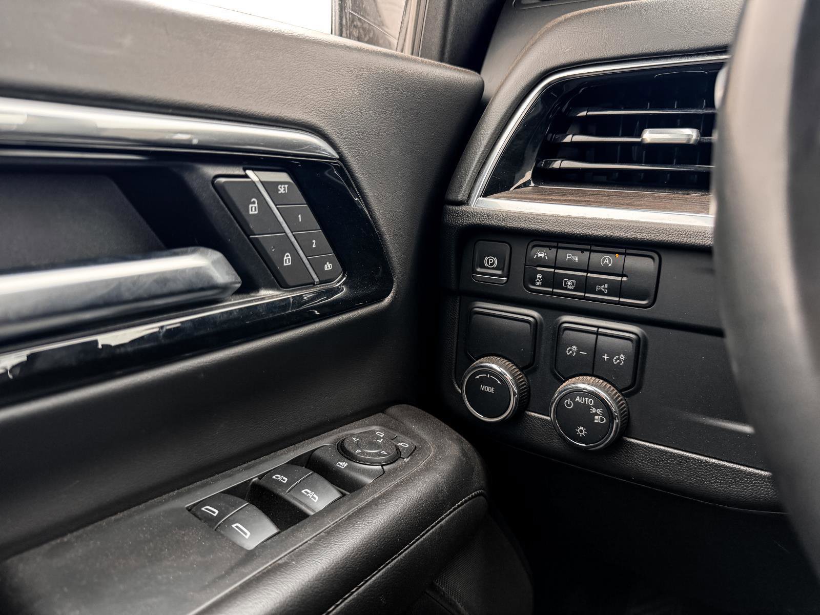 Used 2025 Chevrolet Tahoe LT image 13