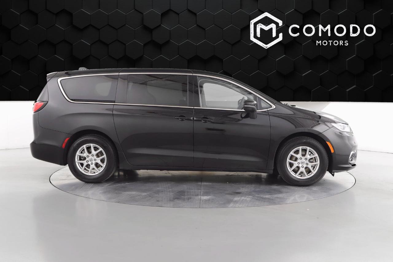 Used 2023 Chrysler Pacifica Touring-L image 2