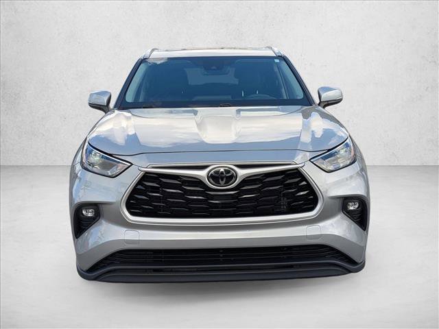 Used 2023 Toyota Highlander XLE image 2