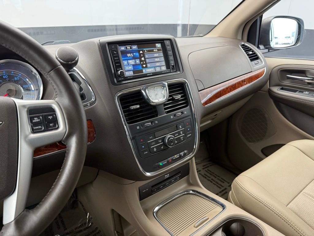 Used 2016 Chrysler Town & Country Touring-L image 5