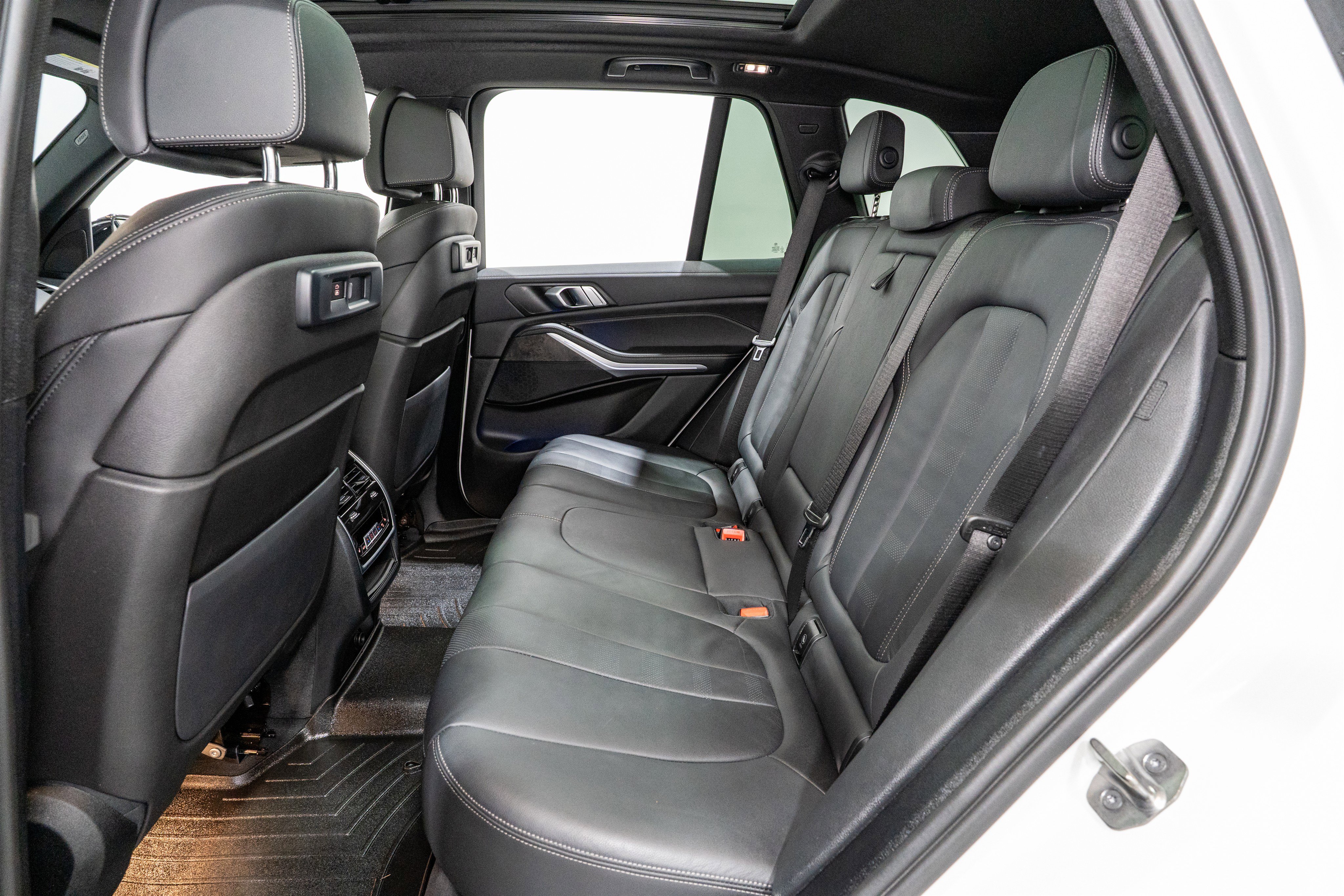 Used 2022 BMW X5 xDrive40i w/ M Sport Package image 32