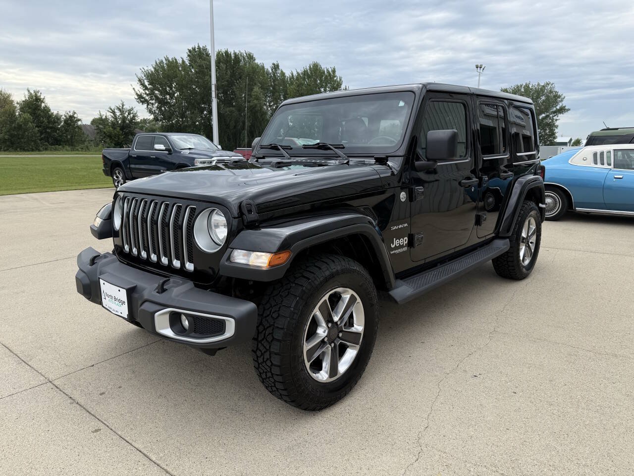 Used 2019 Jeep Wrangler Unlimited Sahara w/ Uconnect 4C Nav & Sound Group AWD/4WD image 2