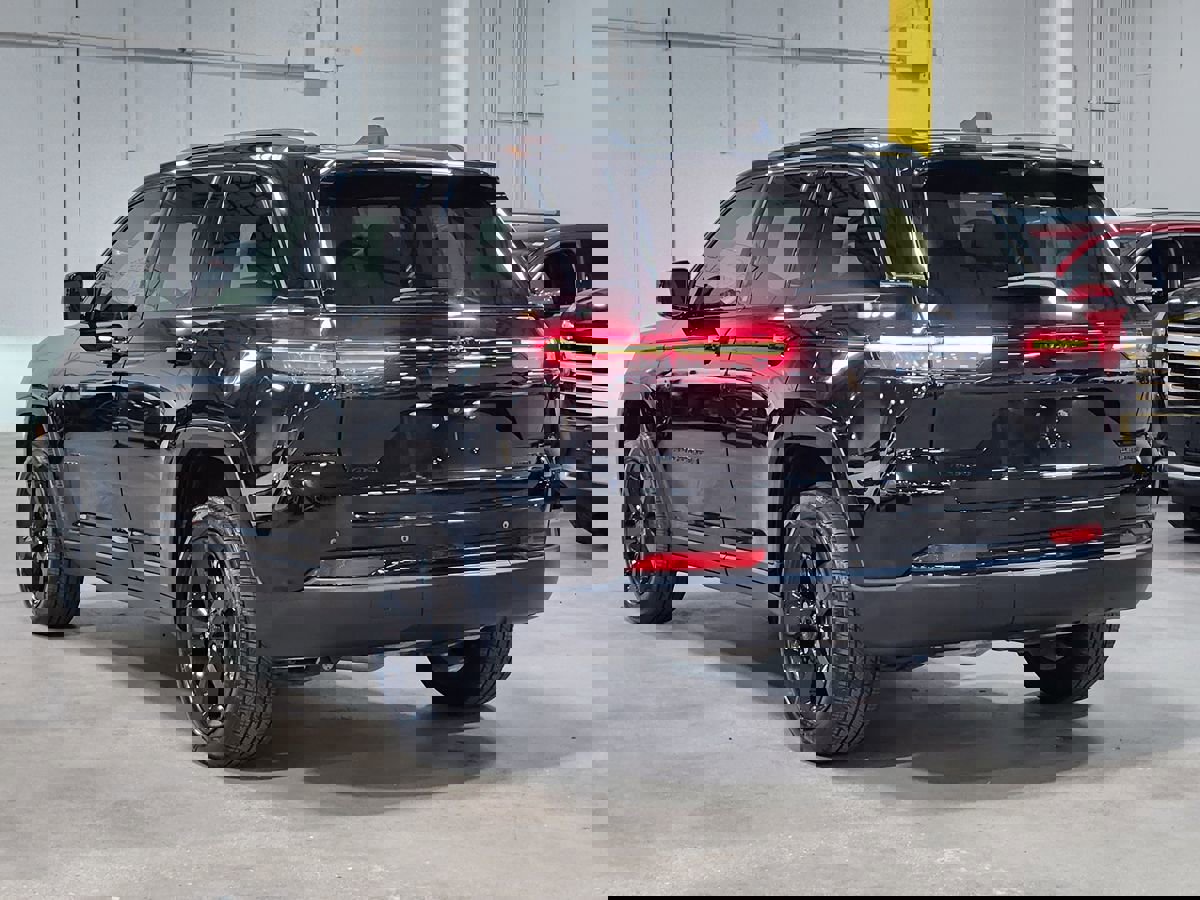 Used 2023 Jeep Grand Cherokee Limited w/ Luxury Tech Group II image 11