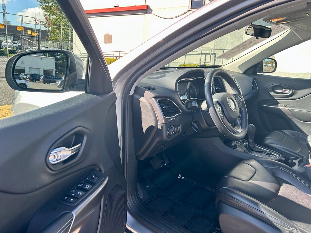 Used 2019 Jeep Cherokee Latitude Plus w/ Cold Weather Group AWD/4WD image 9