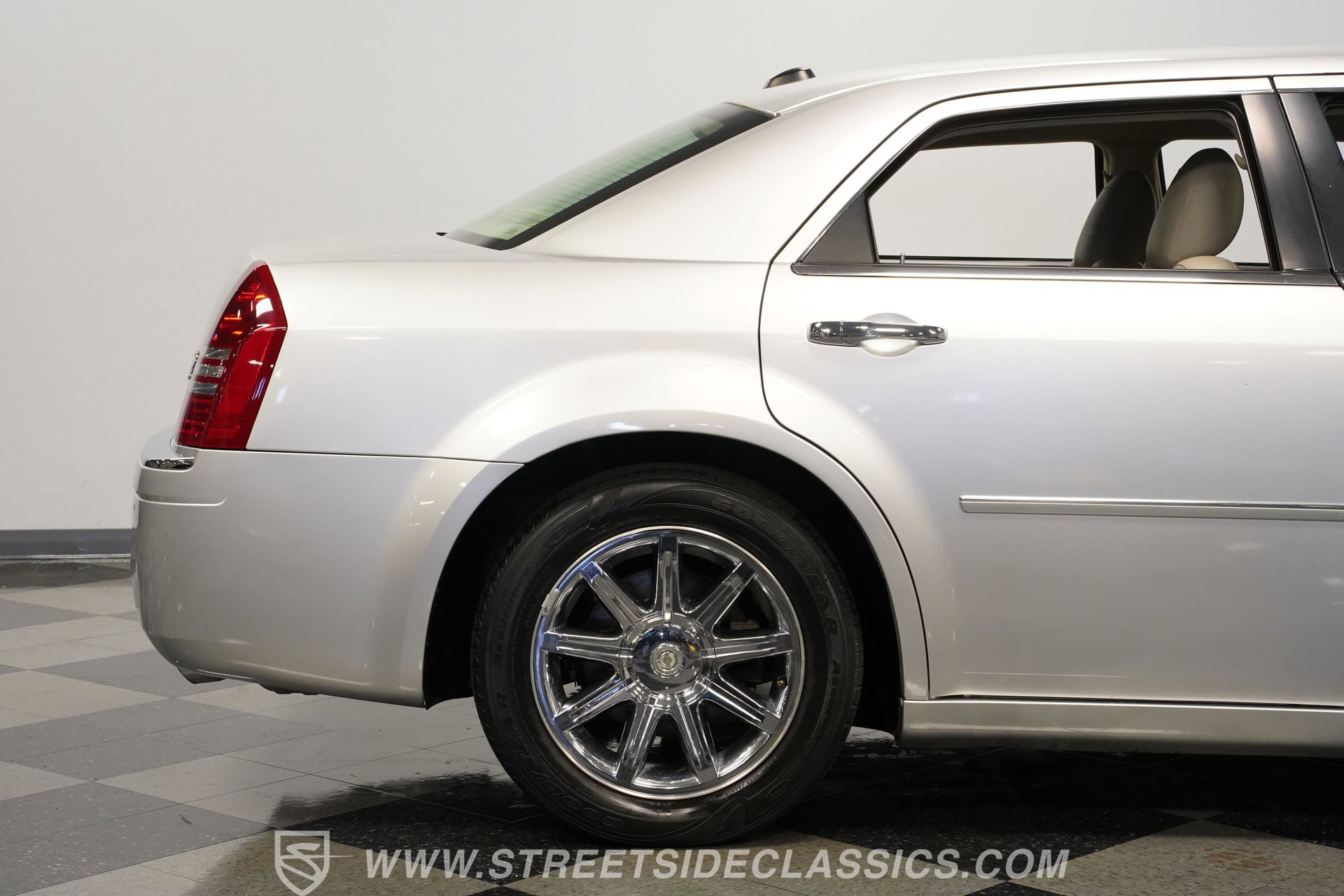 Used 2005 Chrysler 300 C w/ Navigation & Sound Group II image 29