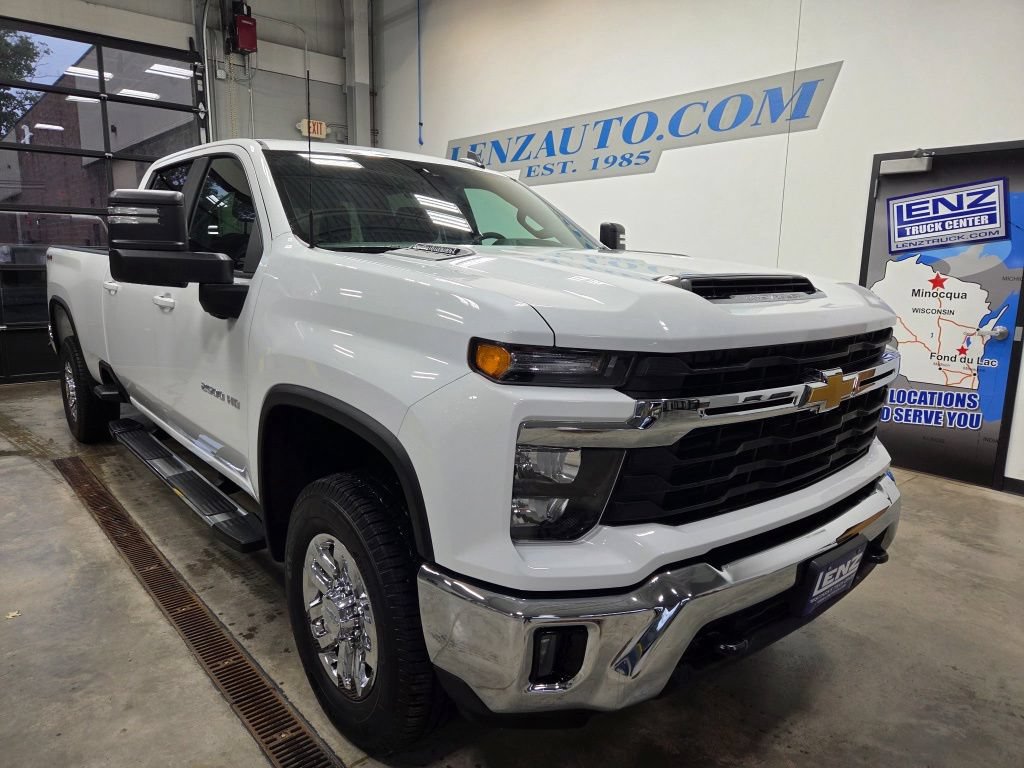 Used 2025 Chevrolet Silverado 2500 LT w/ Convenience Package AWD/4WD image 2