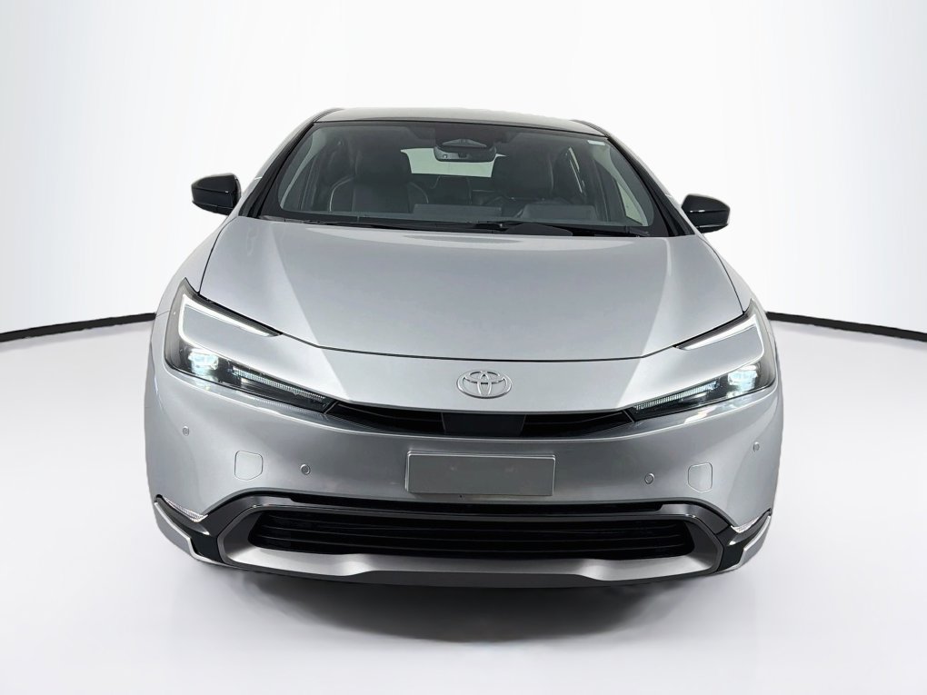 Used 2024 Toyota Prius XLE FWD image 2