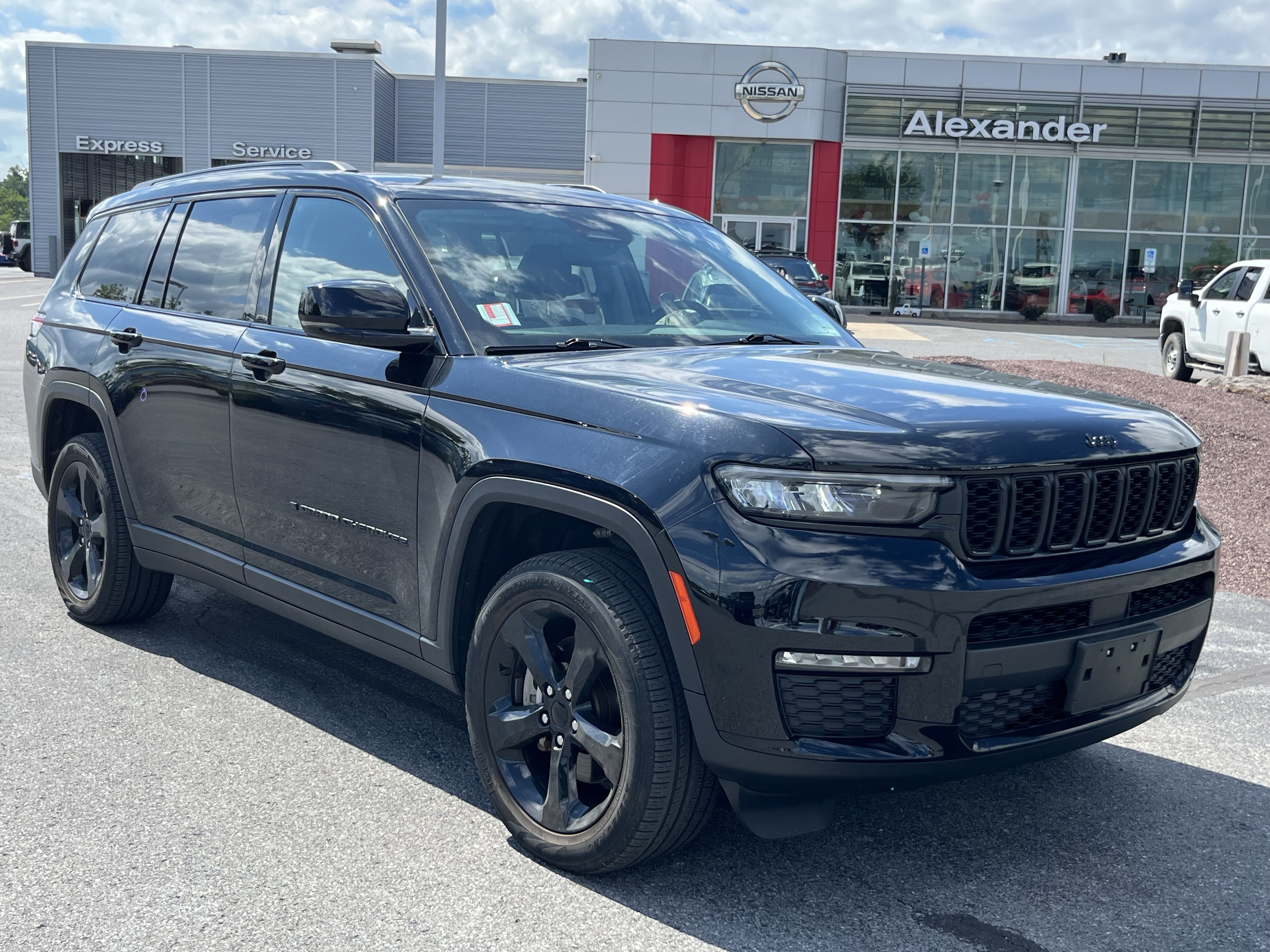Used 2023 Jeep Grand Cherokee L Limited w/ Black Appearance Package AWD/4WD image 1