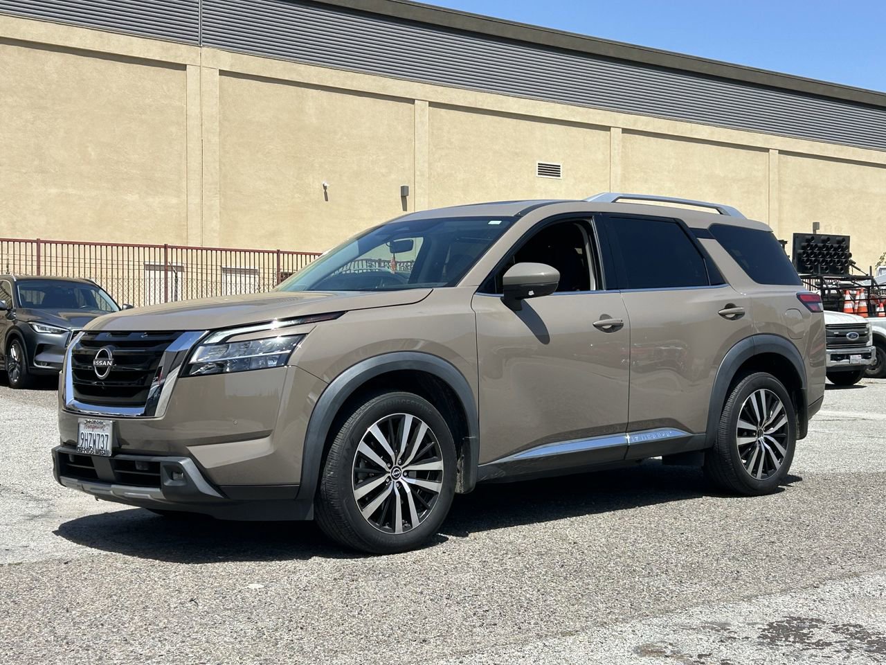 Certified 2024 Nissan Pathfinder Platinum FWD image 2
