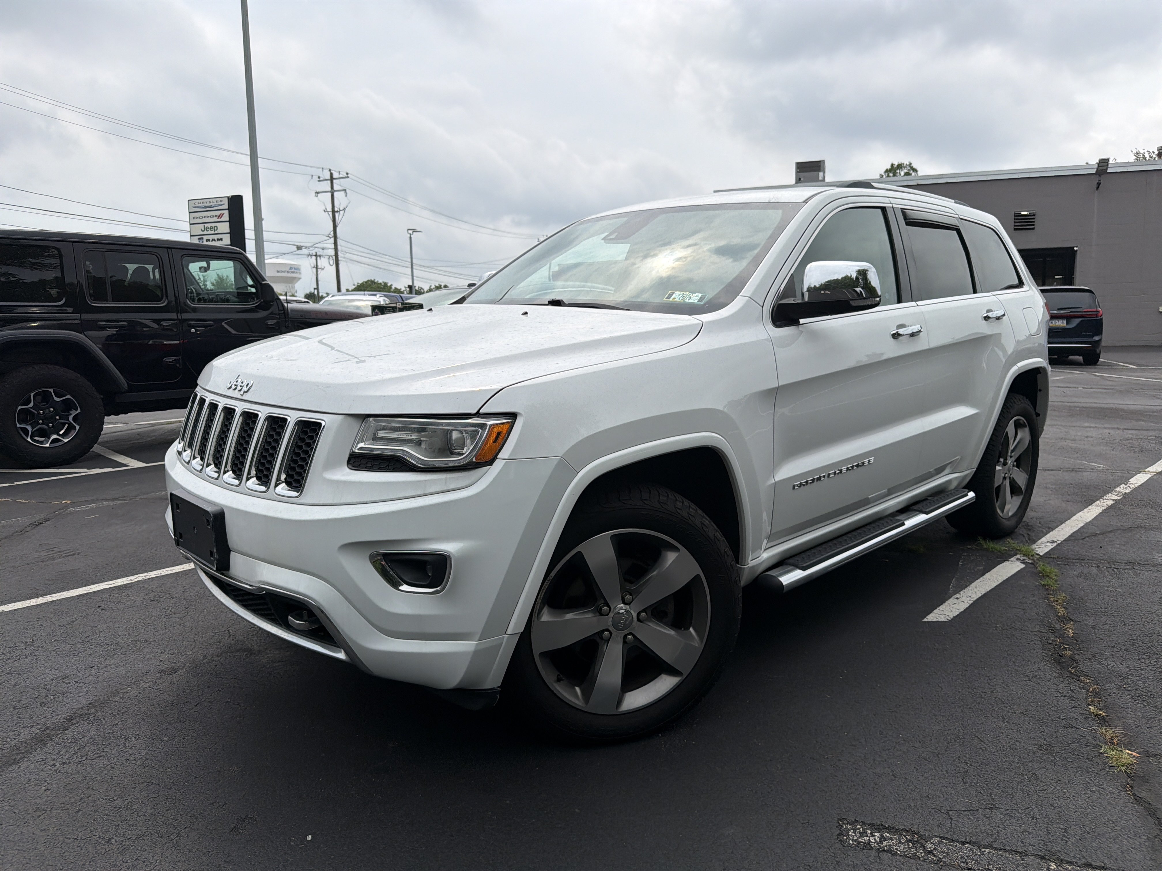 Used 2015 Jeep Grand Cherokee Overland w/ Advanced Technology Group AWD/4WD image 40
