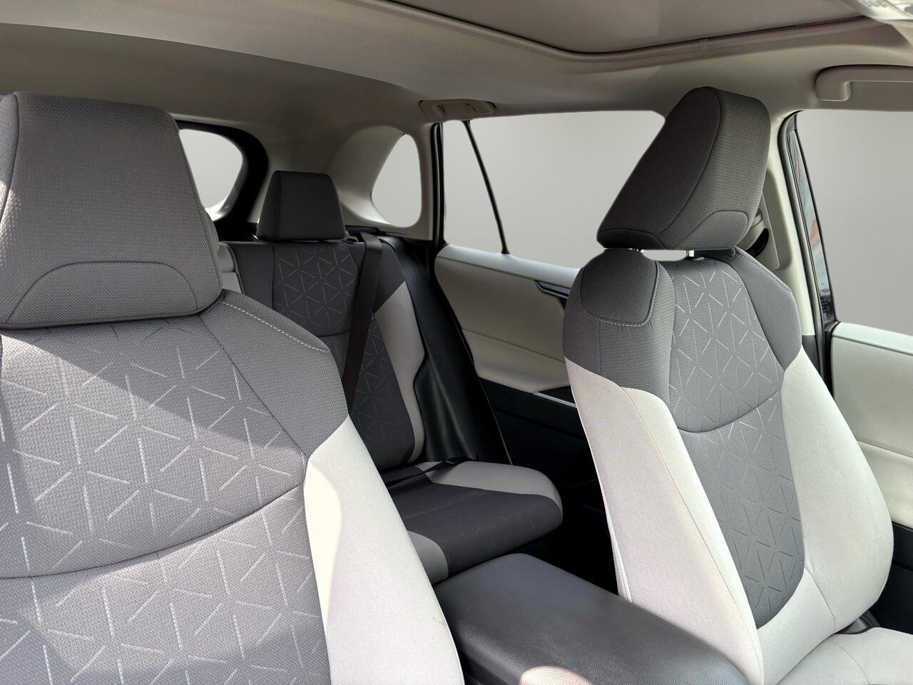 Used 2021 Toyota RAV4 XLE w/ Convenience Package image 31