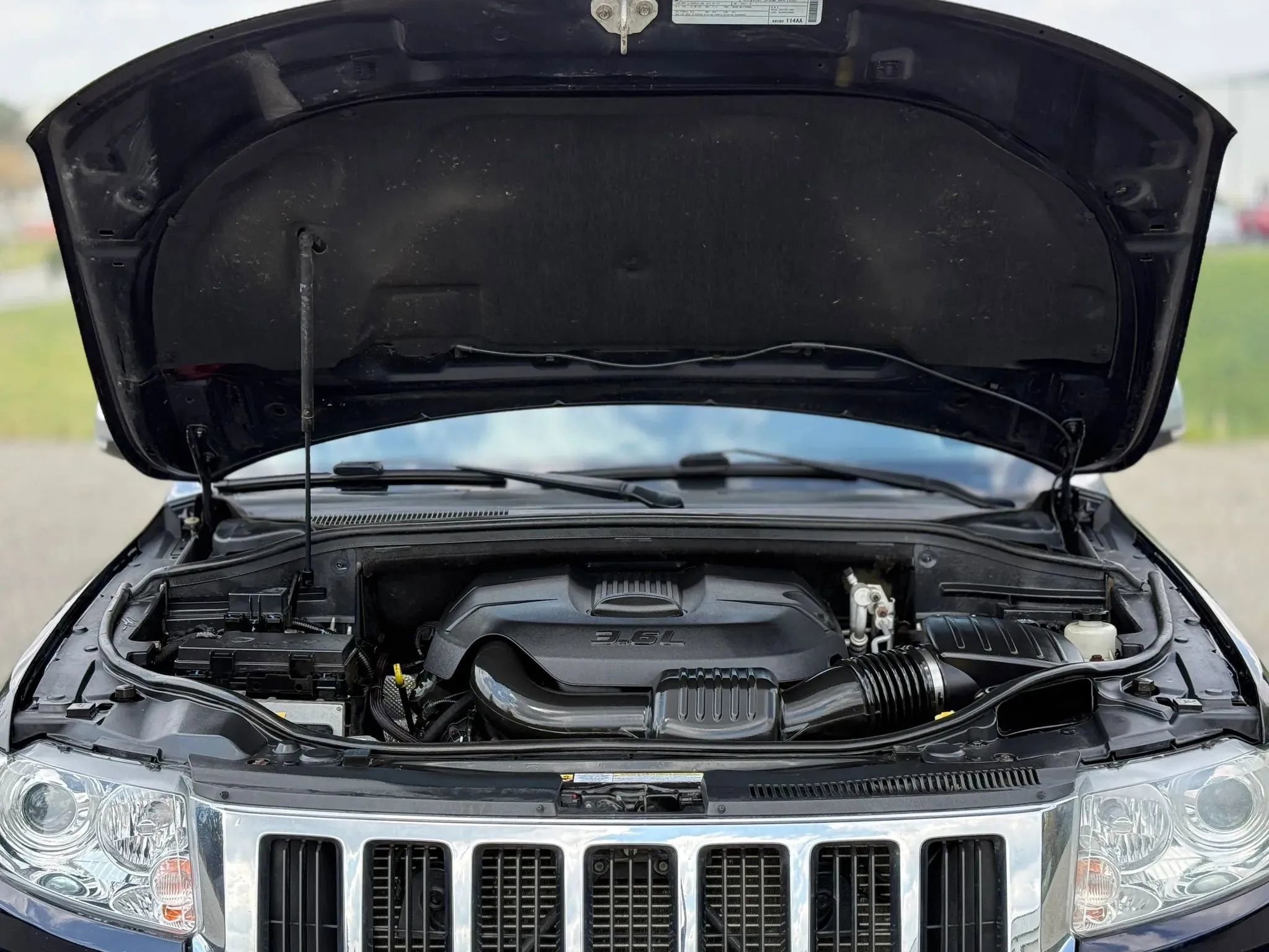 Used 2011 Jeep Grand Cherokee Limited w/ Luxury Group II image 29