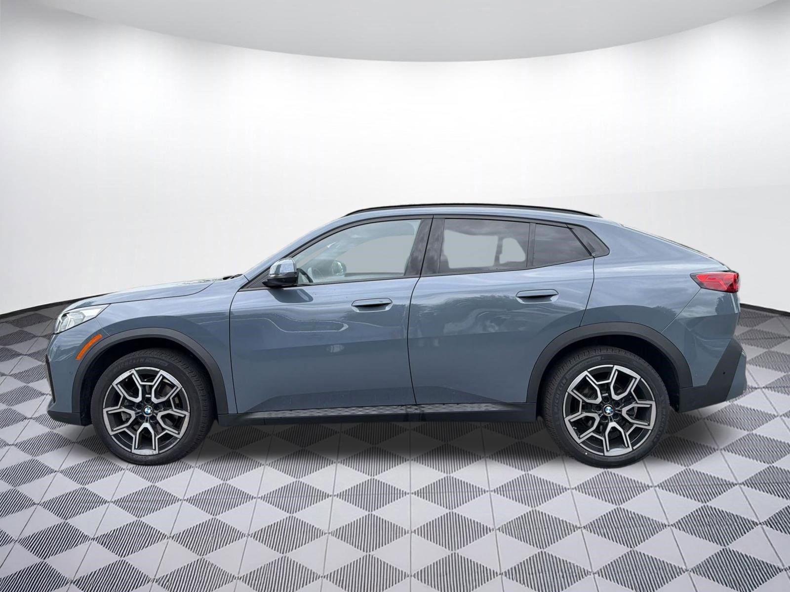 Certified 2025 BMW X2 xDrive28i w/ Premium Package AWD/4WD image 2