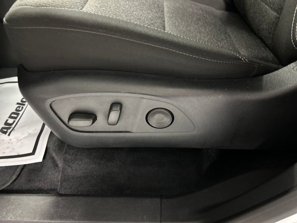 Used 2025 GMC Acadia Elevation image 13