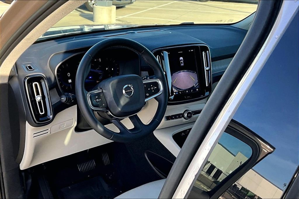 Used 2023 Volvo XC40 B4 Plus w/ Protection Package Premier image 18