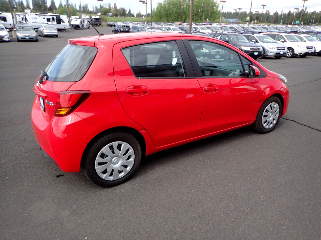 Used 2015 Toyota Yaris L image 5