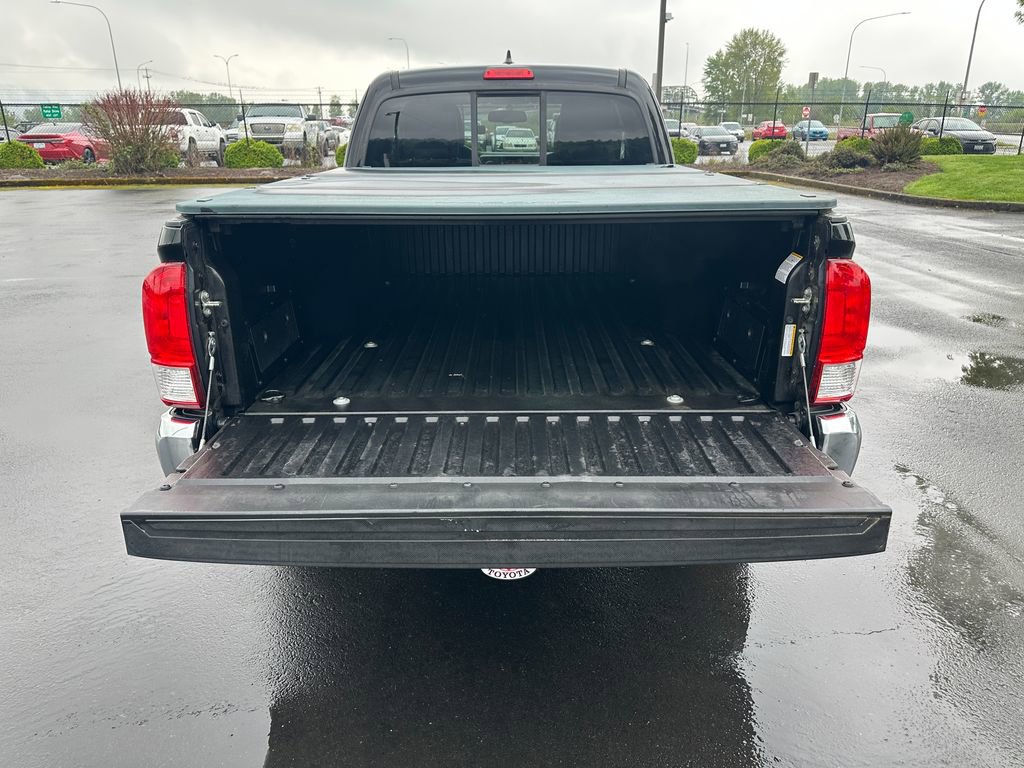 Certified 2017 Toyota Tacoma SR5 AWD/4WD image 12