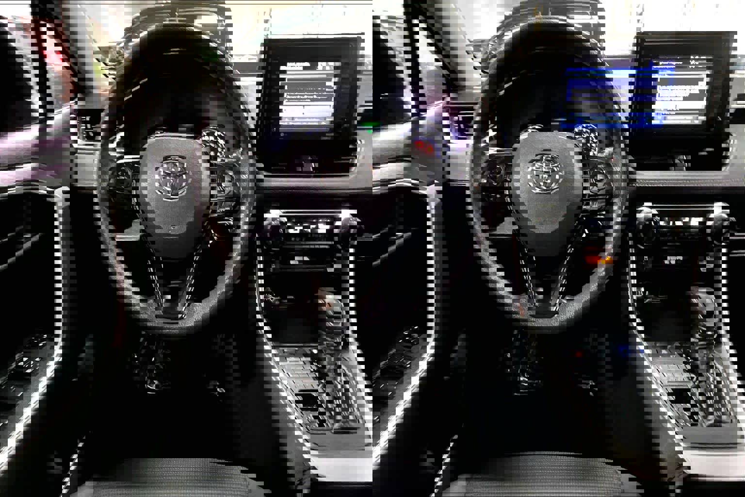 Used 2021 Toyota RAV4 LE image 6