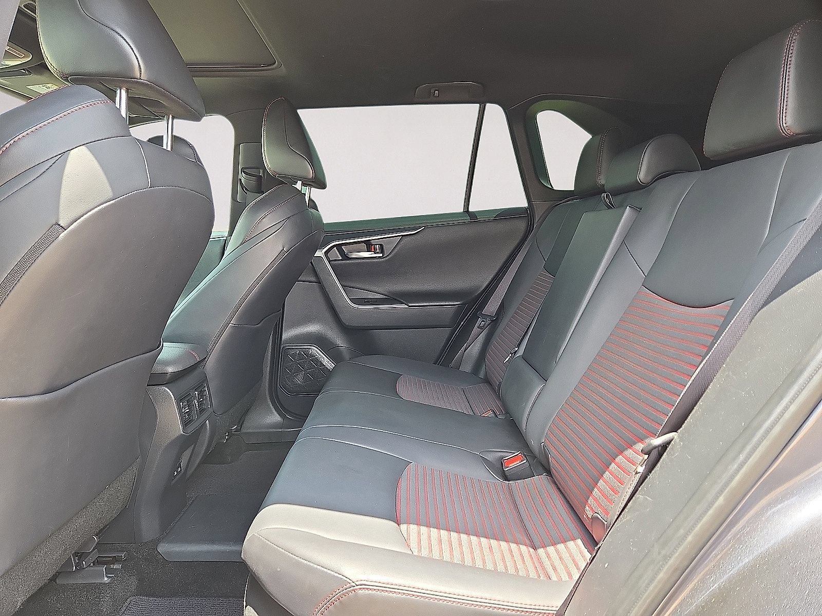 Used 2023 Toyota RAV4 XSE AWD/4WD image 18