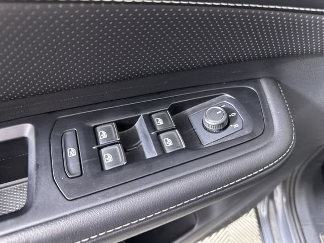 Used 2025 Volkswagen Atlas SE FWD image 24