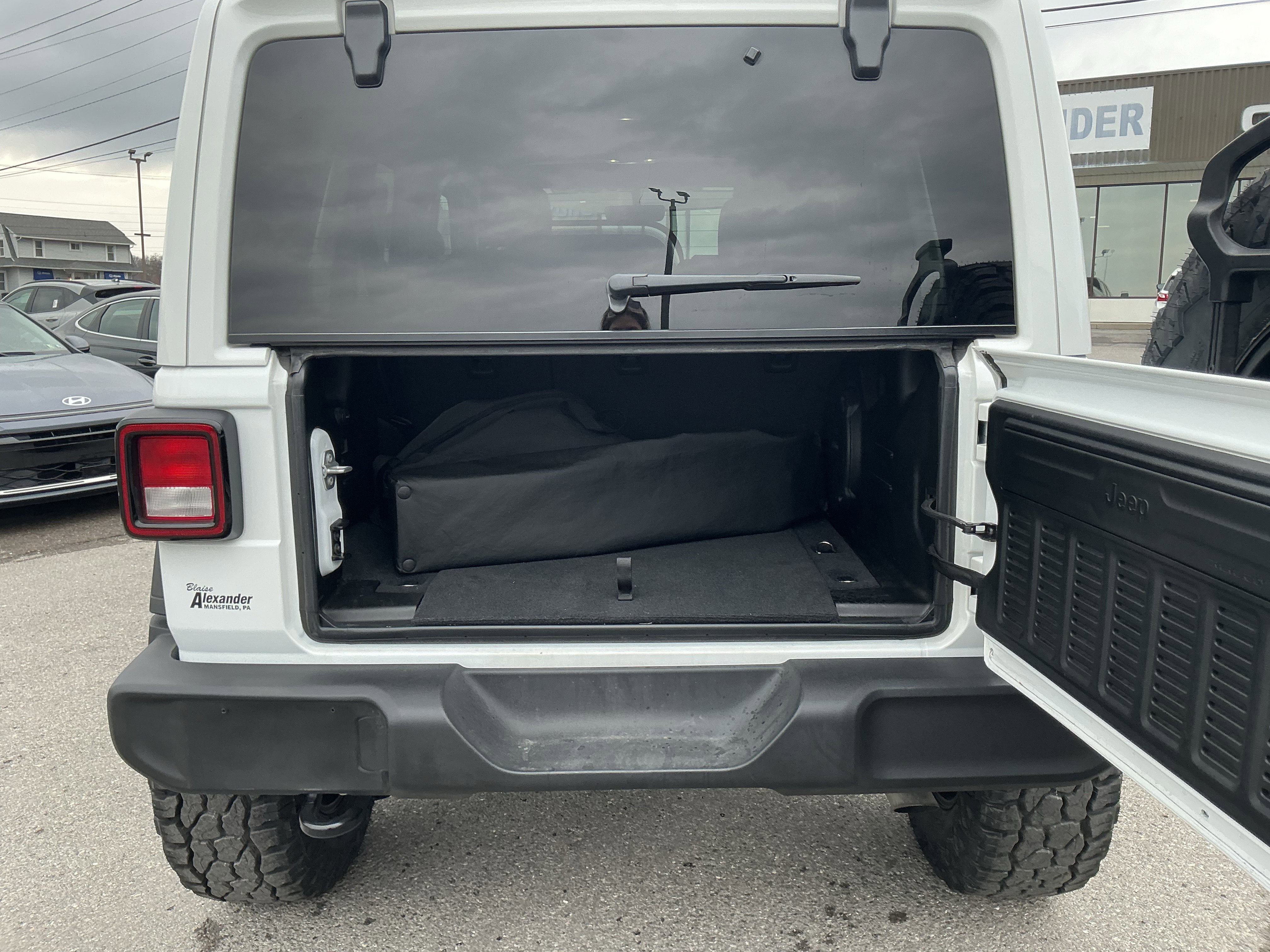 Used 2022 Jeep Wrangler Unlimited Sport w/ Sun And Sound Package image 5