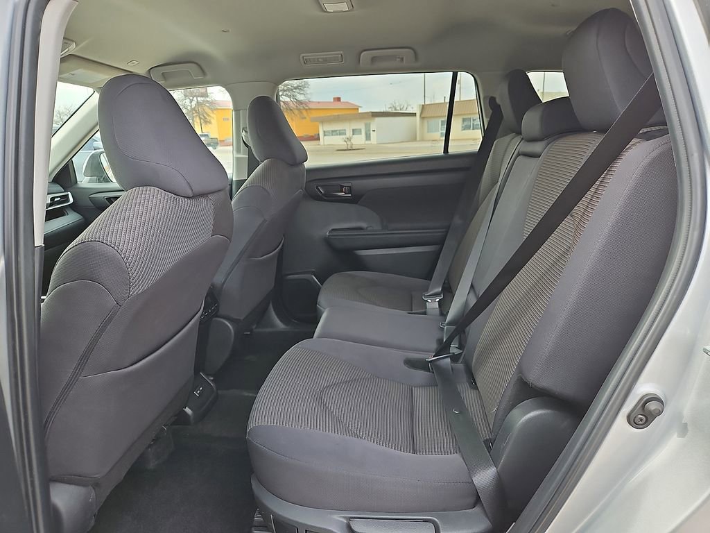 Used 2024 Toyota Highlander LE image 11