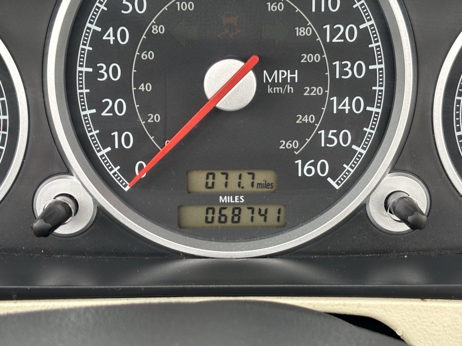 Used 2007 Chrysler Crossfire Limited image 16