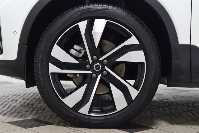 Used 2025 Volvo XC40 B5 Plus image 27