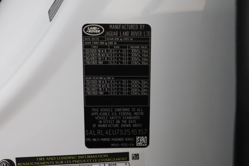 Used 2025 Land Rover Discovery Dynamic SE image 26