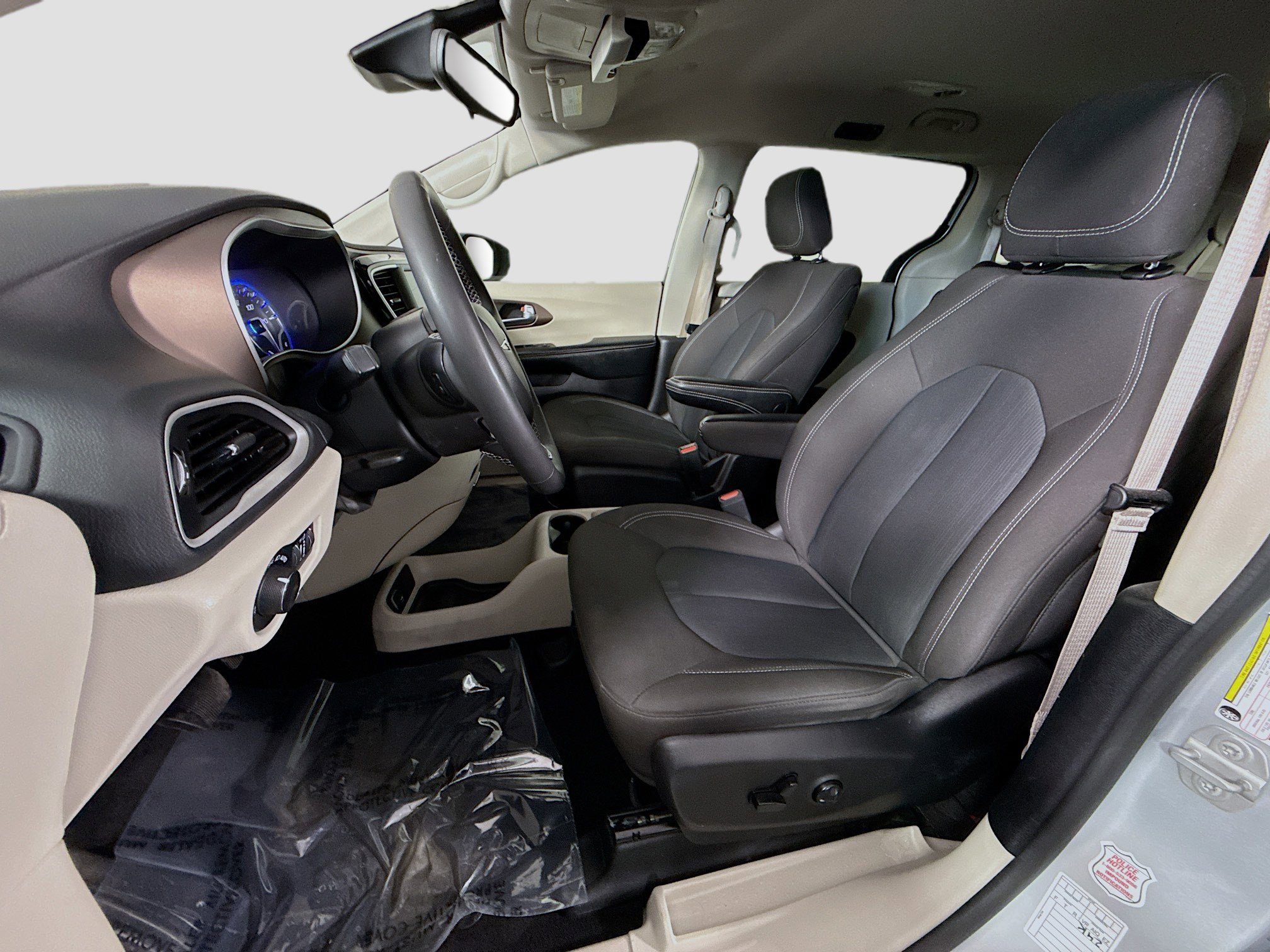 Used 2023 Chrysler Voyager LX FWD image 22