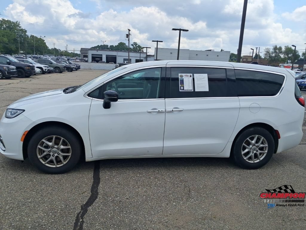 Used 2024 Chrysler Pacifica Touring-L FWD image 8