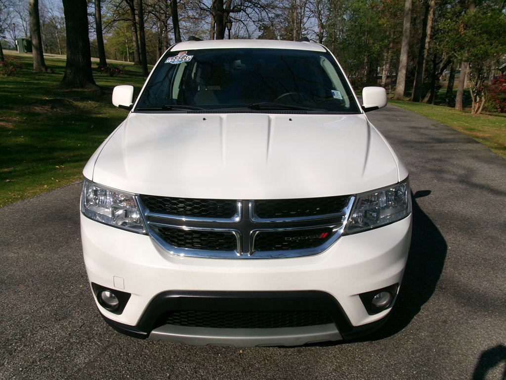 Used 2019 Dodge Journey SE w/ Connectivity Group FWD image 2