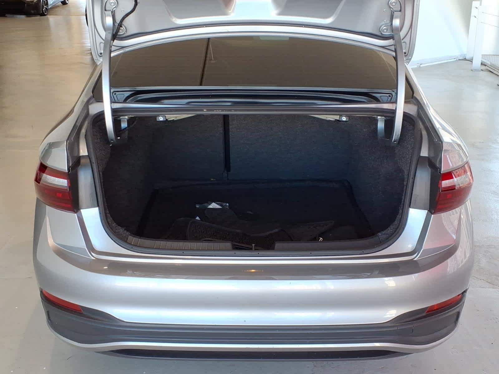 Used 2023 Volkswagen Jetta SE w/ Panoramic Sunroof Package FWD image 9