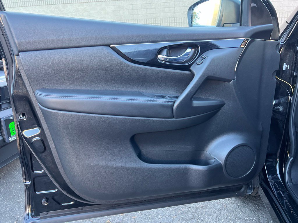 Used 2017 Nissan Rogue Sport SL w/ SL Premium Package FWD image 38