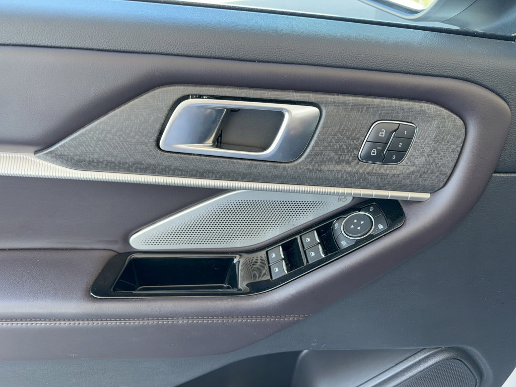 Certified 2025 Ford Explorer Platinum image 9